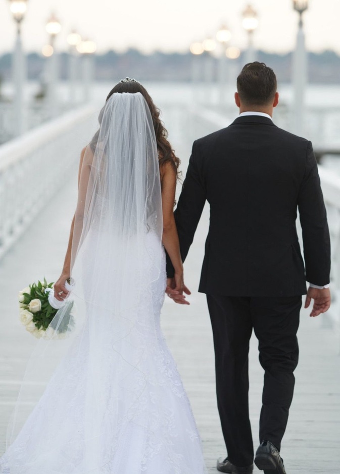 عروس تكافئ نادلة سكبت طعاما بالخطأ على فستان حماتها في حفل الزفاف