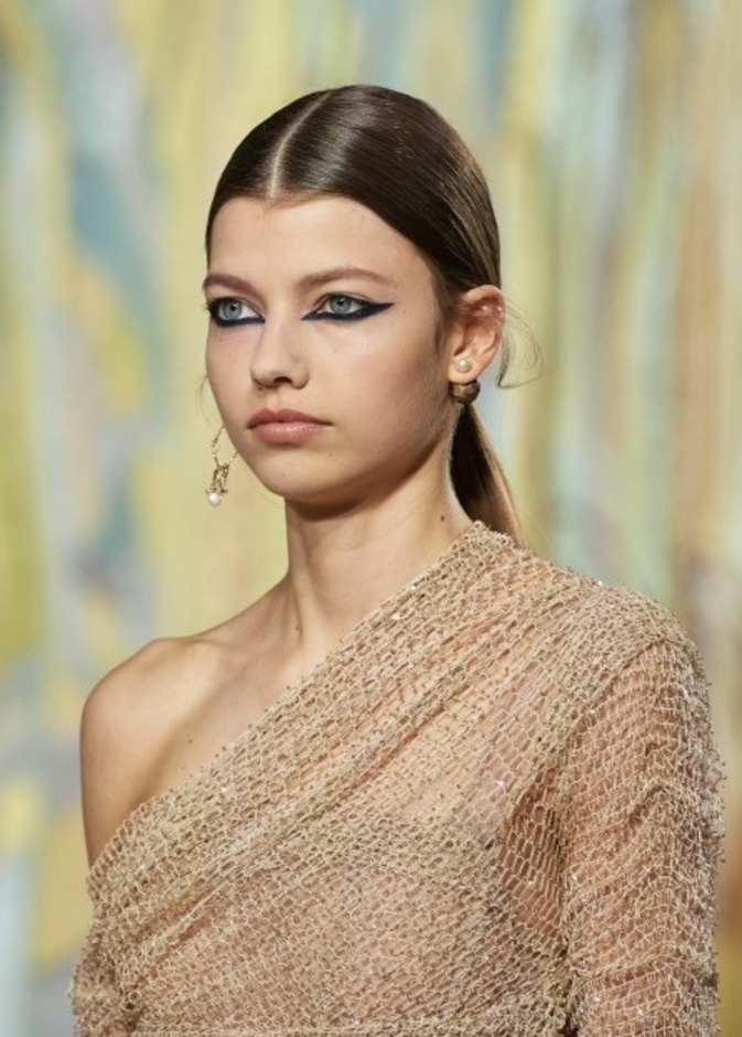 خطوات مكياج رسم العين الدائرية لتبدو مسحوبة وأكبر حجماً