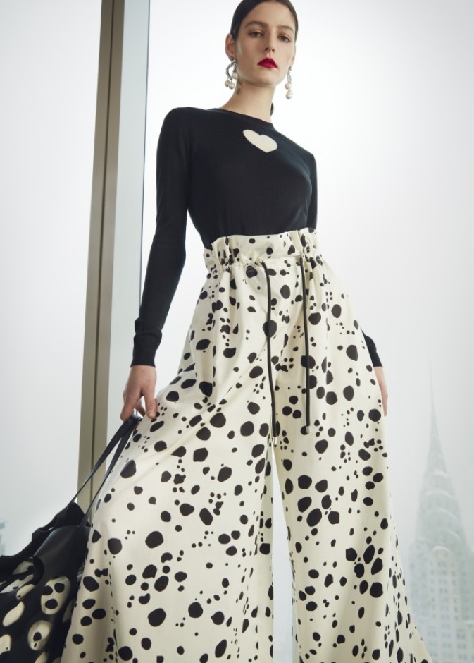 موديلات السراويل الواسعة- سروال واسع مميّز من Carolina Herrera