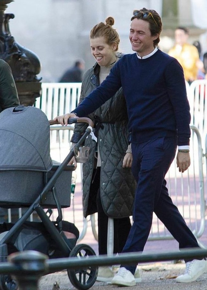 الأميرة بياتريس تٌعلق خرزة زرقاء على عربة ابنتها سيينا