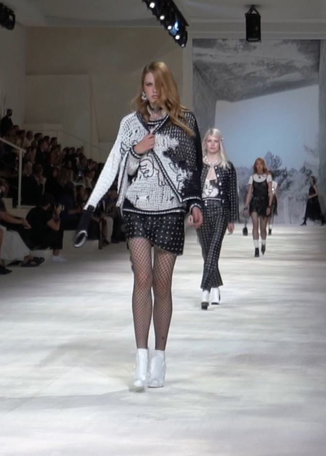 عرض شانيل كروز 2021 – 2022 في خور دبي 