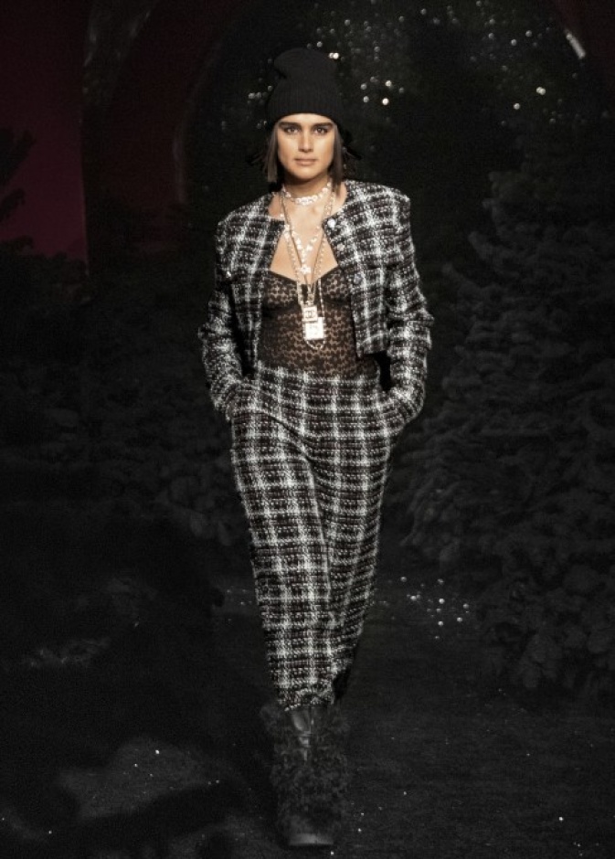 بدلة رسمية بالأبيض والأسود من "كارولينا هيريرا" Carolina Herrera