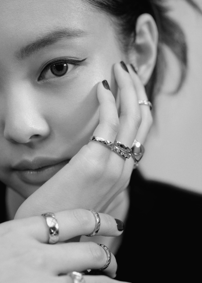 المغنية الكورية جيني وجه حملة شانيل الجديدة