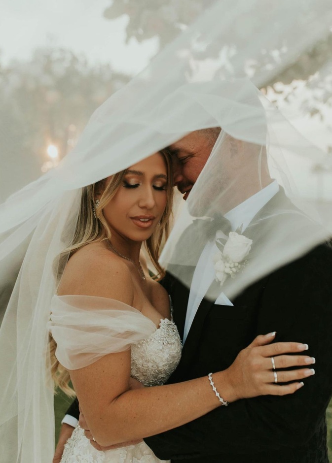 عروس مشلولة تسير في حفل زفافها