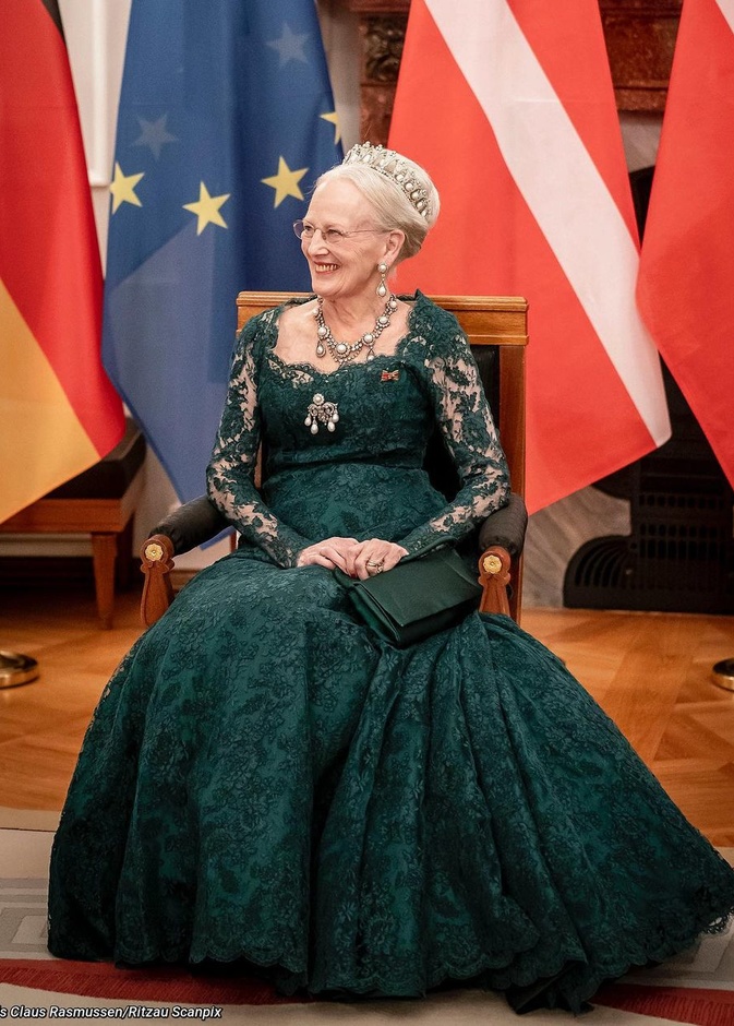 ملكة الدنمارك تفقد مجوهرات ملكية قيمة خلال مأدبة رسمية