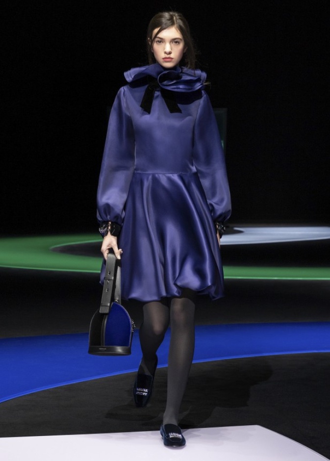 فستان ساحر باللّون البنفسجي من Emporio Armani