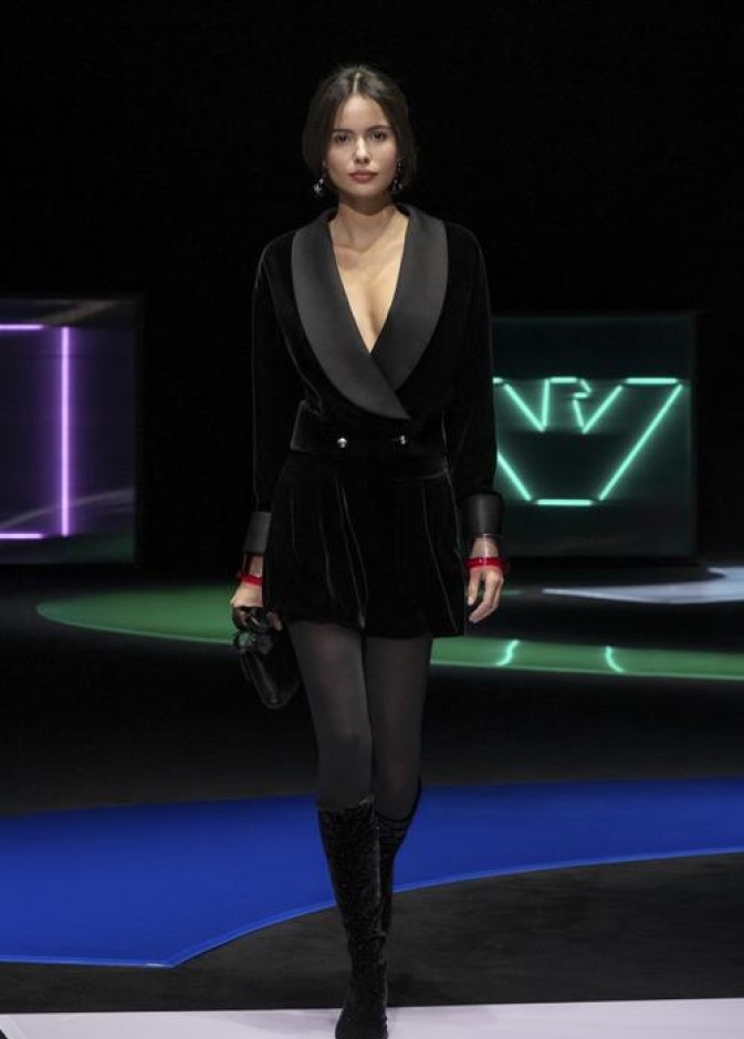 جاكيت قصيرة مخمل من "امبوريو أرماني" Emporio Armani