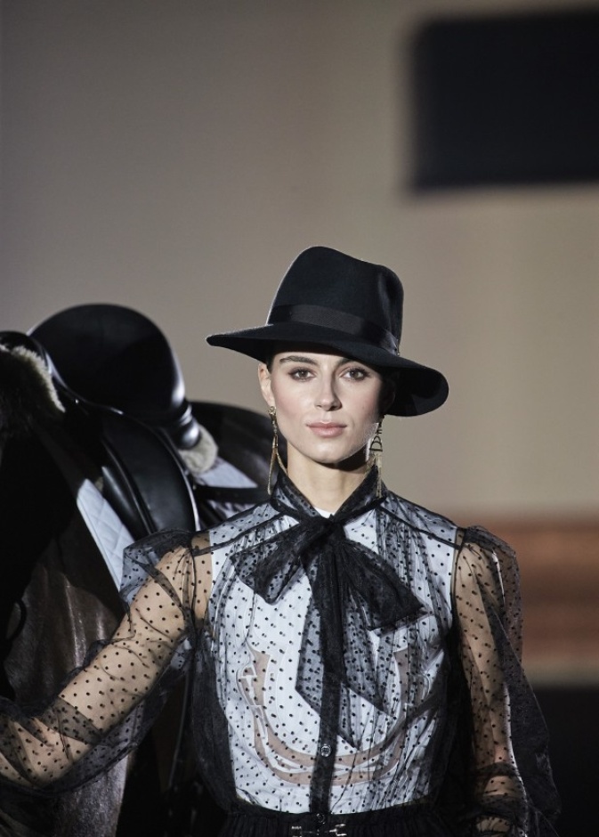 قبعة سوداء كلاسيكية من Elisabetta Franchi