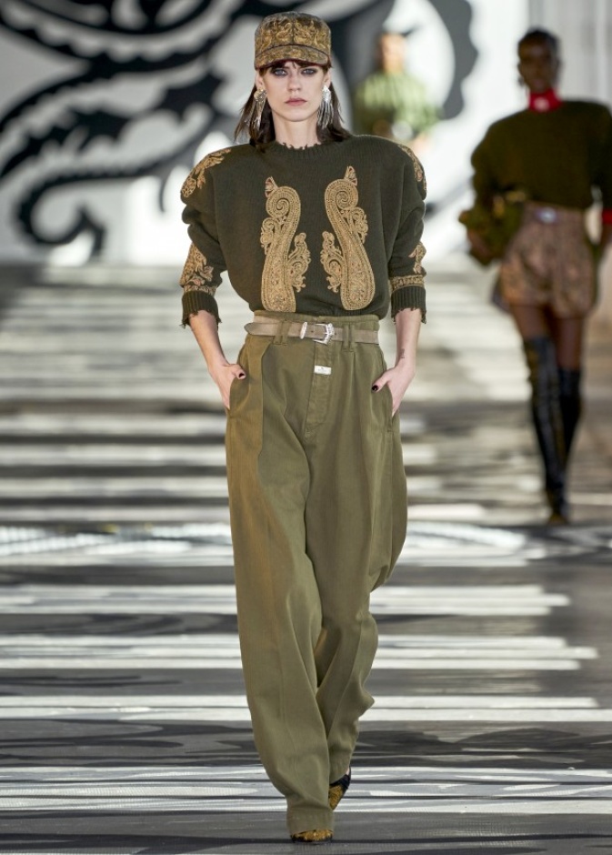 اطلالة من Etro