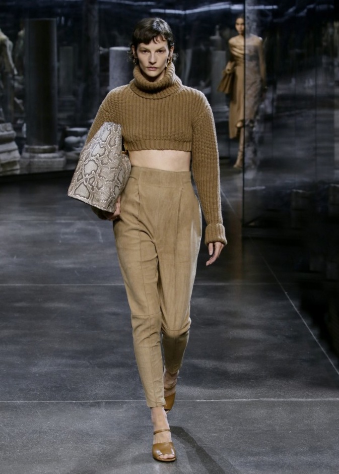 موديلات سراويل بقماش المخمل - سروال مخمل مميّز باللّون البيج من Fendi