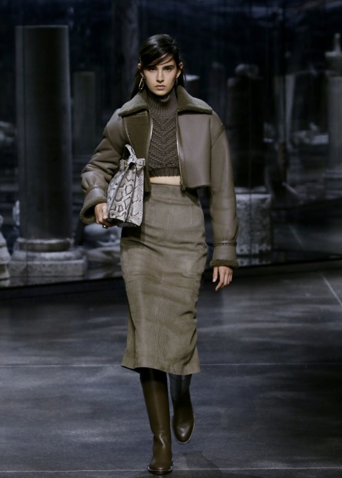 جاكيت قصير باللون الزيتي من "فيندي" Fendi