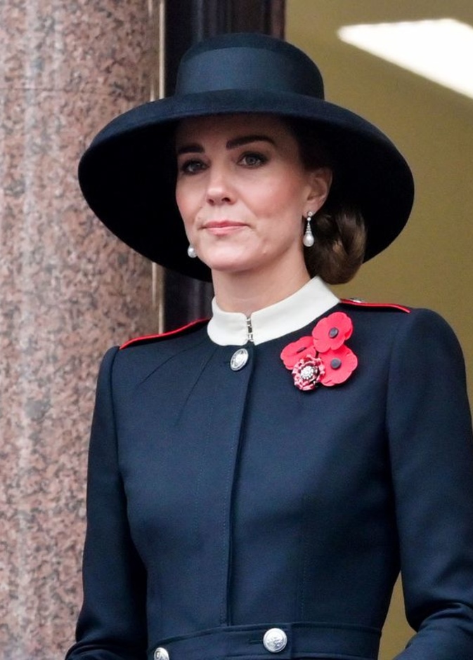 لماذا ترتدي سيدات العائلة المالكة البريطانية قطع المجوهرات المرصعة باللؤلؤ في الجنازات وأحد الذكرى؟