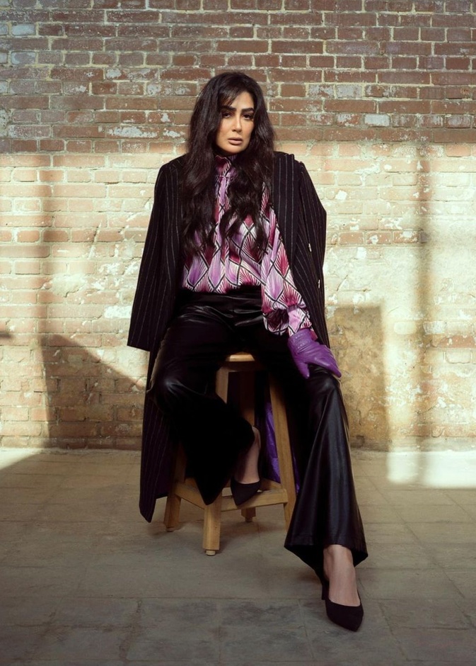 غادة عبد الرازق بإطلالة شتوية محتشمة وشبابية خاطفة للأنظار