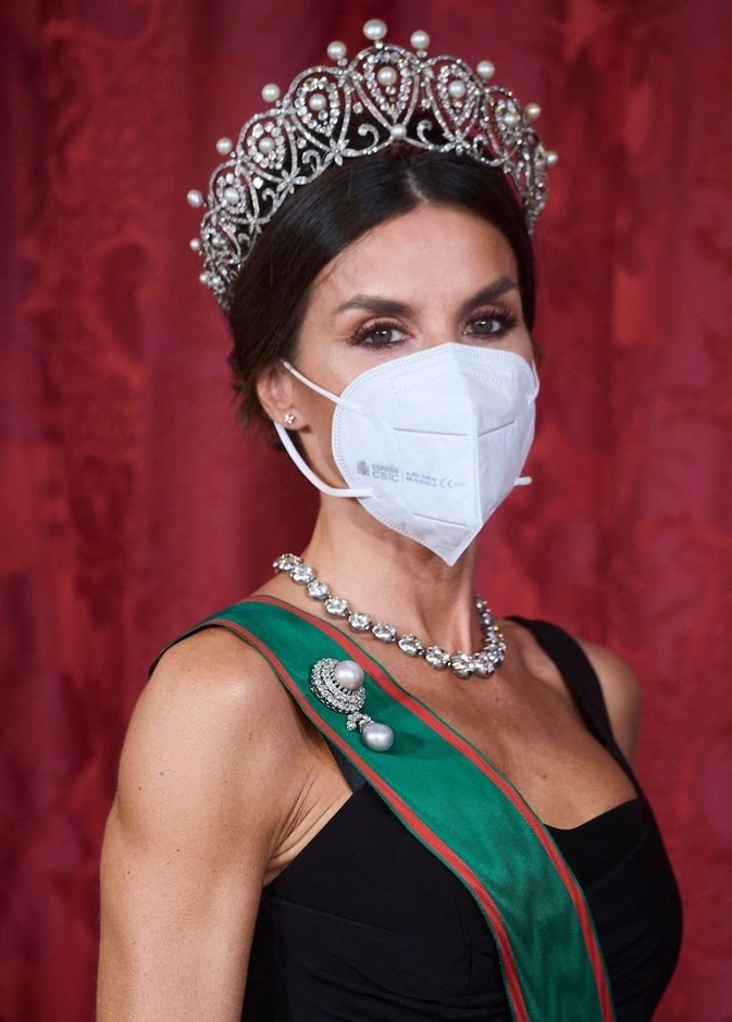 ملكة إسبانيا ترتدي مجوهرات ذات تاريخ مميز من مجموعة المجوهرات الملكية