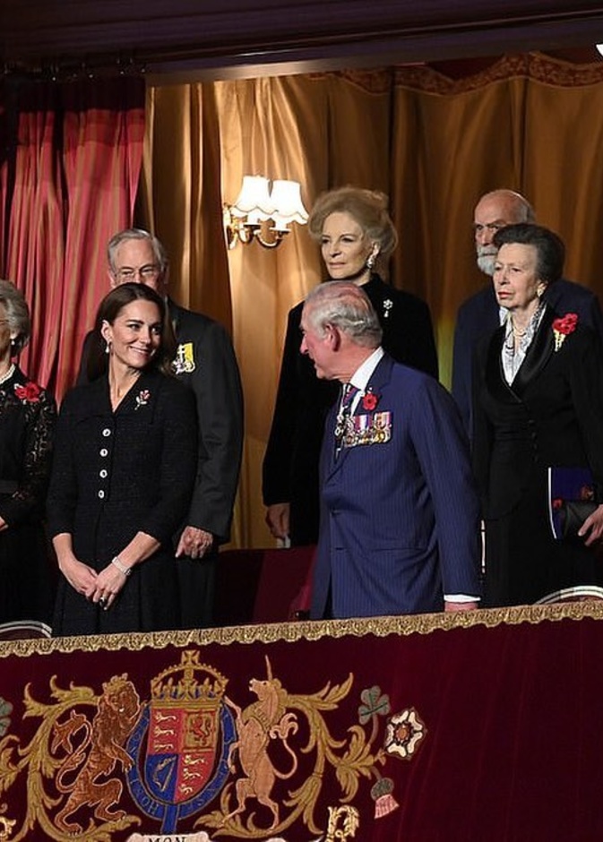 العائلة المالكة البريطانية في احتفالات يوم الذكرى في قاعة ألبرت الملكية