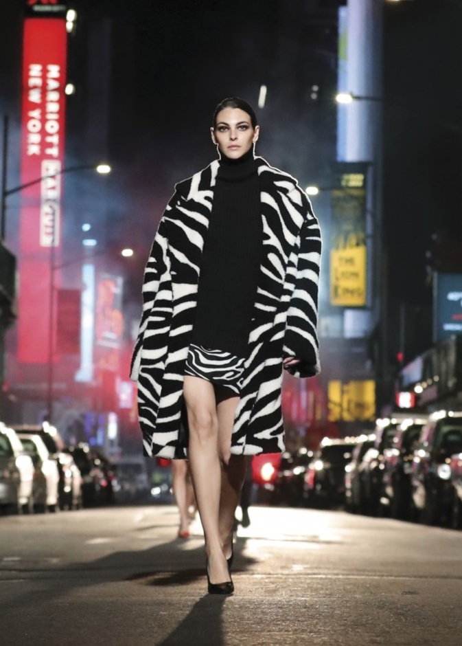 إطلالة مميّزة من Michael Kors