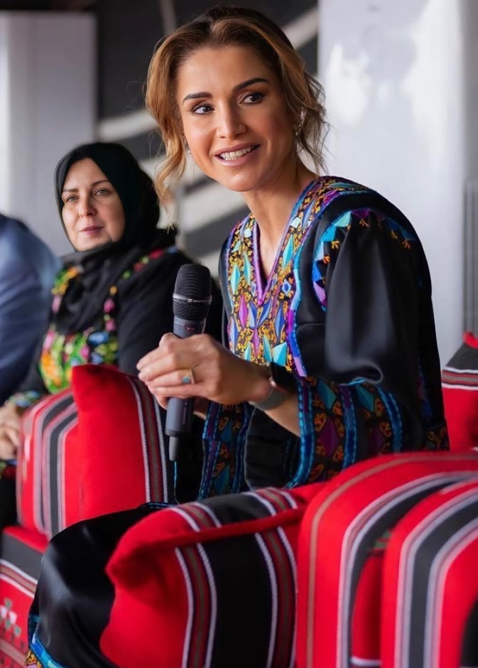الملكة رانيا تزور منطقة السرحان في المفرق