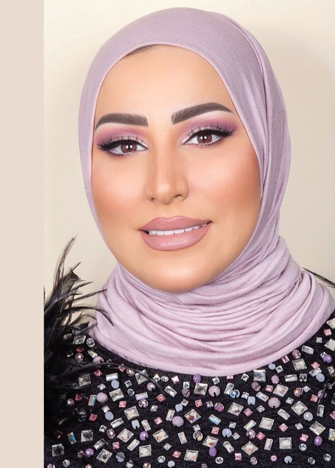 طريقة تطبيق مكياج بنفسجي سموكي للمحجبات مستوحى من نداء شرارة