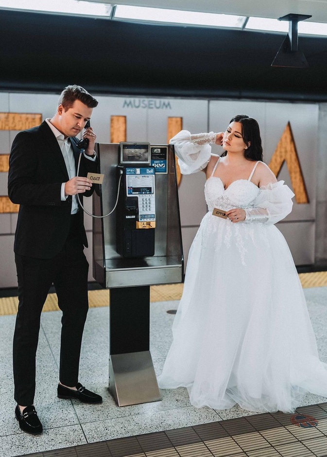 عروسان يحصلان على جلسة تصوير مبتكرة مستوحاة من مسلسل Squid Game