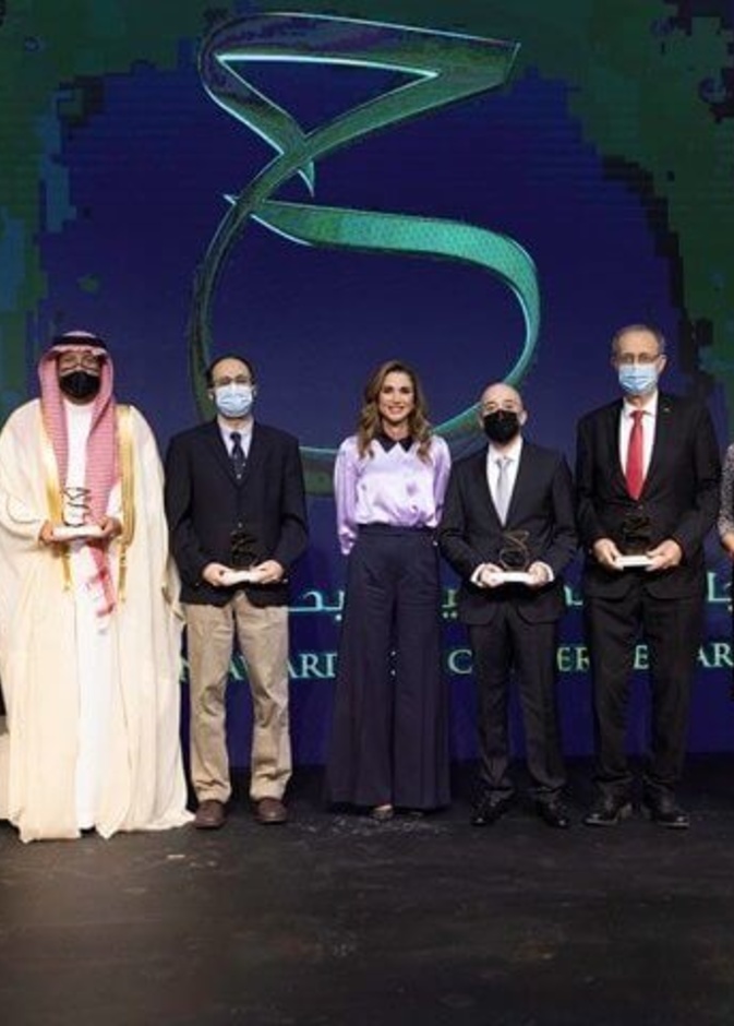 الملكة رانيا تسلم جائزة الملك حسين للسرطان
