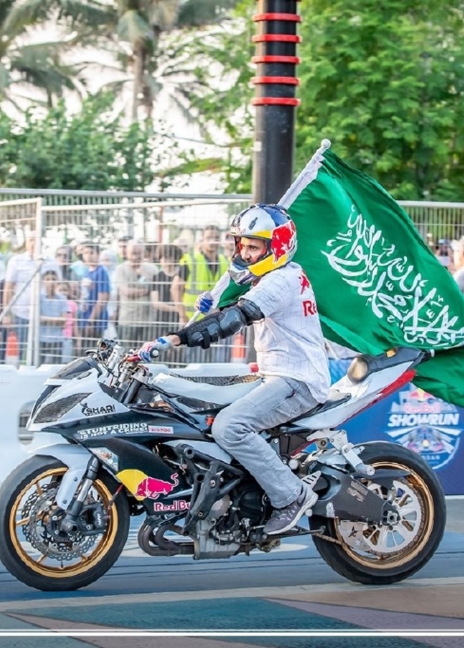 جانب من الاستعراضات الممتعة لفريق ريد بُل على كورنيش جدة