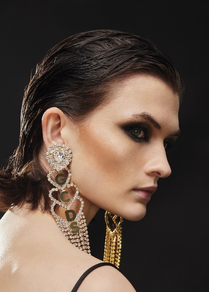 رسمات مكياج سموكي اسود وقوي من وحي دار GCDS