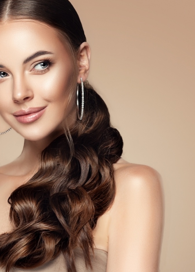 3 تسريحات تناسب الشعر الطويل في الشتاء