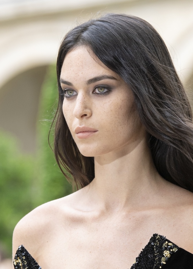 حيل مكياج مميزة لصاحبات العيون الملونة