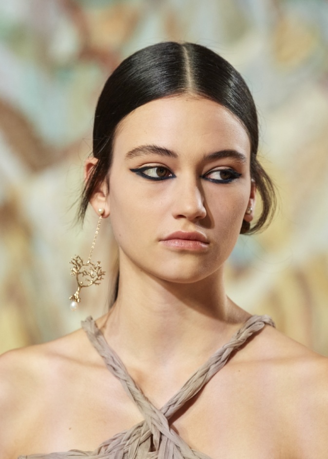 رسمات حواجب دائرية أجدد صيحات شتاء 2022