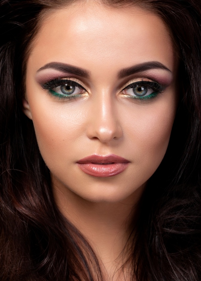 مكياج عيون ملفت يناسب إحتفالات اليوم الوطني الإماراتي