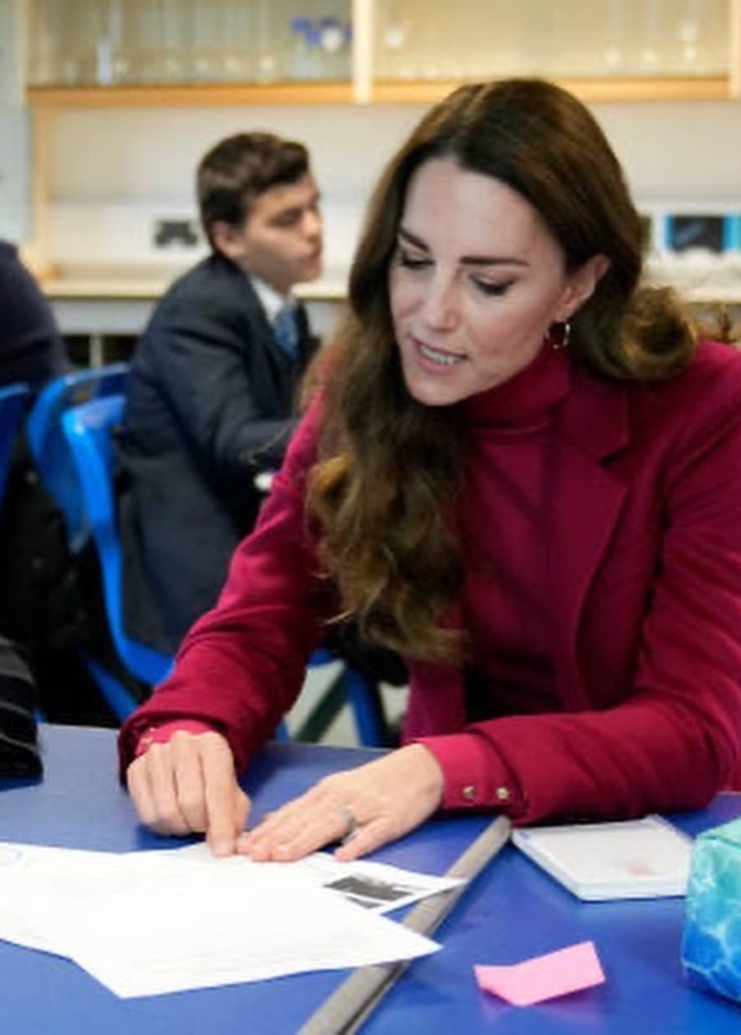 كيت ميدلتون تحضر فصول علوم بصحبة طلاب المدارس