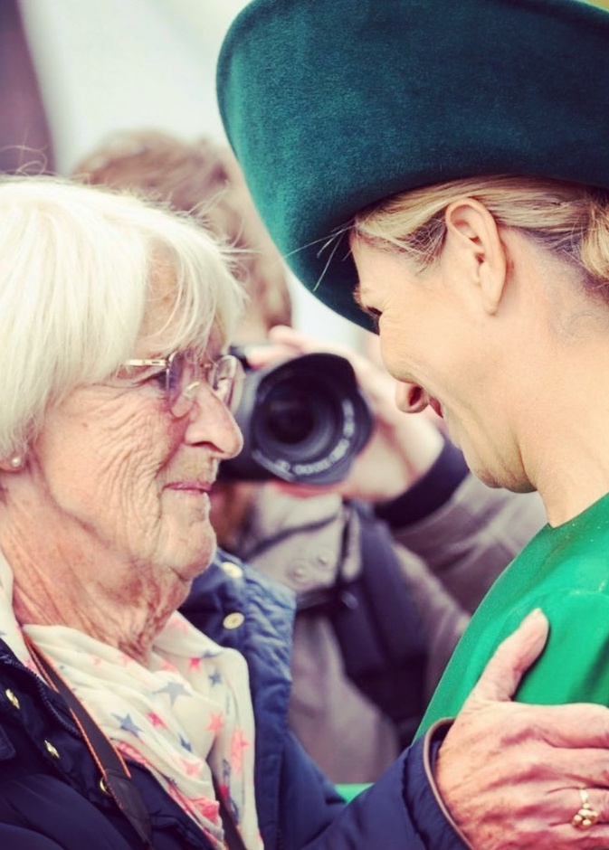 ملكة هولندا تعانق إحدى معجباتها بعد تشخيصها بالسرطان