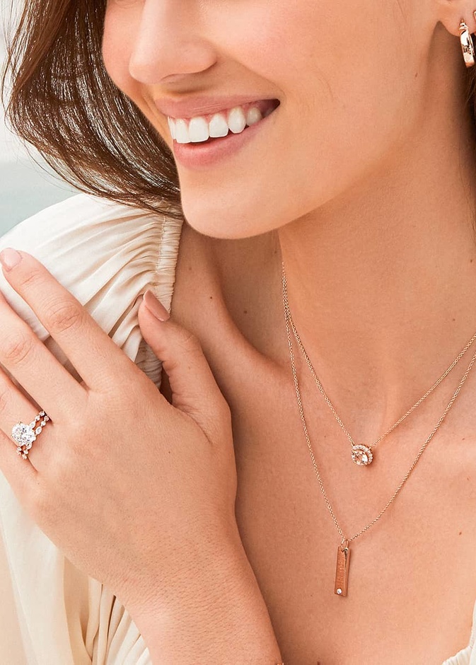 خلاف بين عروس ووصيفة الشرف بسبب قلادة