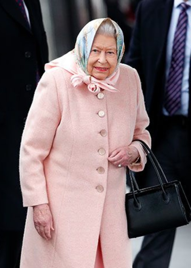 ملكة بريطانيا تصل إلى ساندرينجهام بطائرة هيلوكوبتر