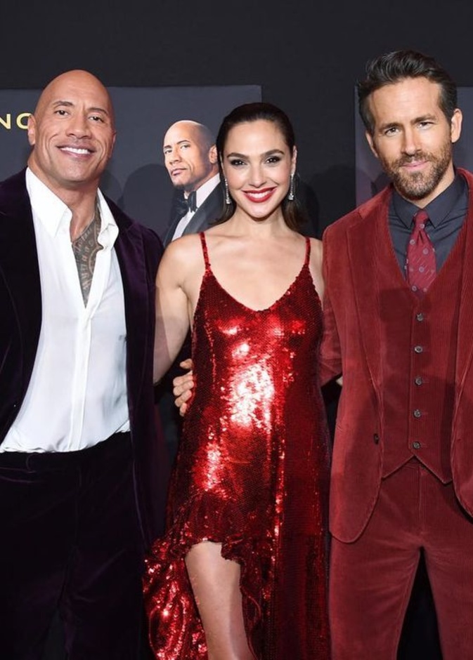 رايان رينولدز وجال جادوت ودواين جونسون 