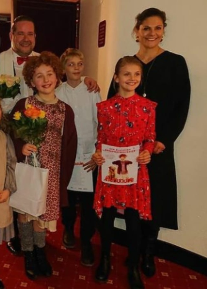 الأميرة فيكتوريا والأميرة استل تشاهدان المسرحية الموسيقية "آني" على مسرح إنتيمان