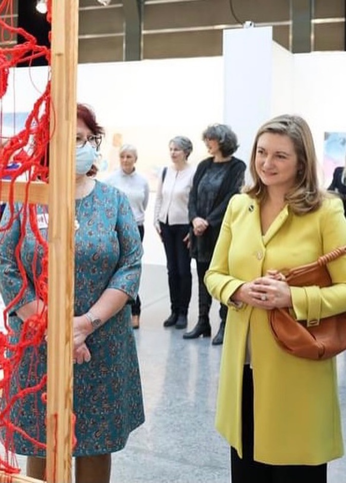 الأميرة ستيفاني تزور معرض الدائرة الفنية 2021