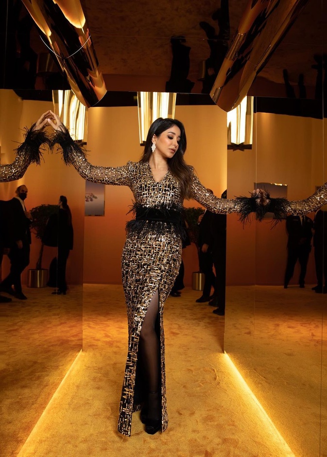 أسيل عمران بدت بغاية الأناقة بفستان السهرة الطويل مع الشكّ الذهبيّ