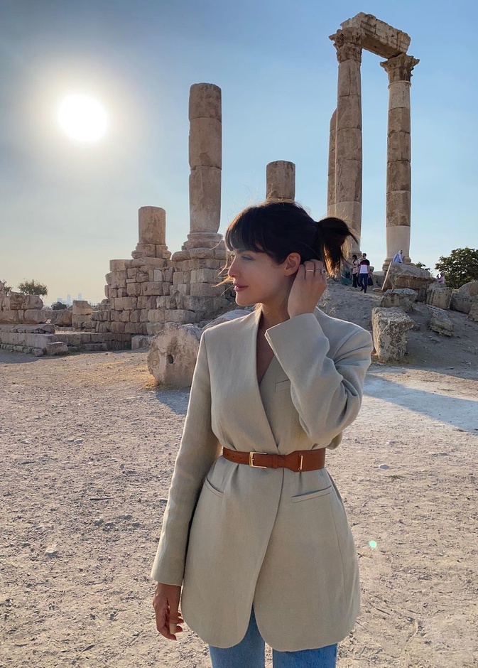 أطلّت بالبليزر الطويل البيج وحددت خصرها بحزام