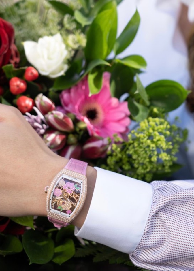 أناقتك بساعات ملونة جذابة في اطلالات ديسمبر