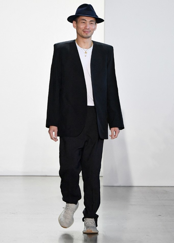 إستحوذ المصمم Han Chong مؤسس Self-Portrait على علامة Roland Mouret الفاخرة