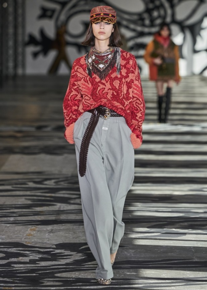 إستوحي من عرض مجموعة Etro أفكار تنسيق الكنزة الحمراء  مع البنطلون