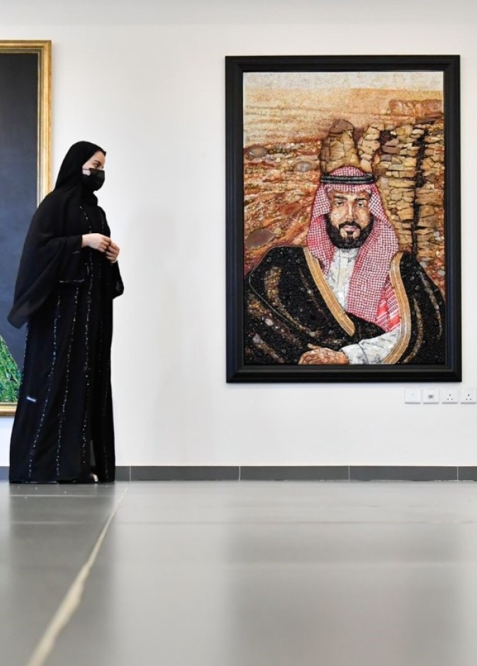 التشكيلية سارة الزايدي ولوحات تختزل أجمل العبارات بملايين القطع والأحجار الكريمة