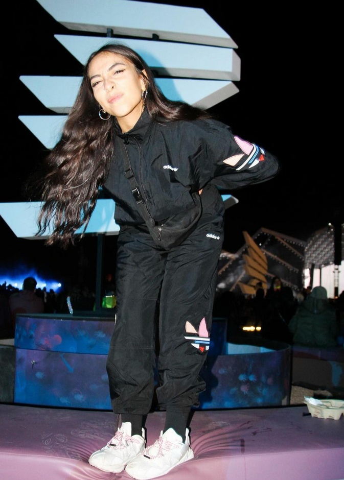 الاطلالات الشبابية عنوان أزياء الحضور في المهرجان الموسيقي الأضخم "مدل بيست"