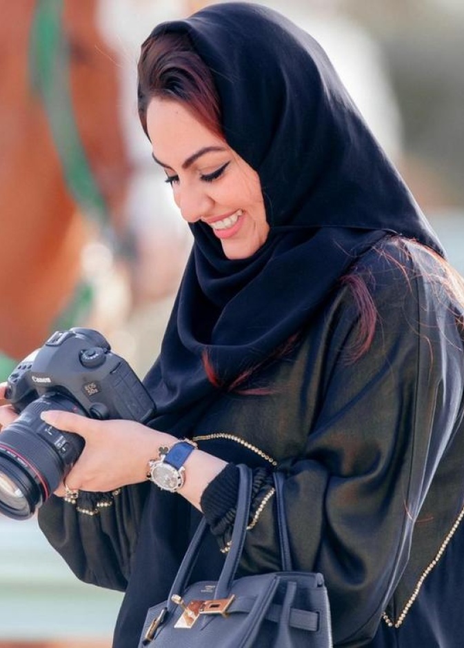 لوحة بعنوان "قمم الخليج" من الفنانة التشكيلية "نبيلة أبوالجدايل" بمناسبة القمة الخليجية