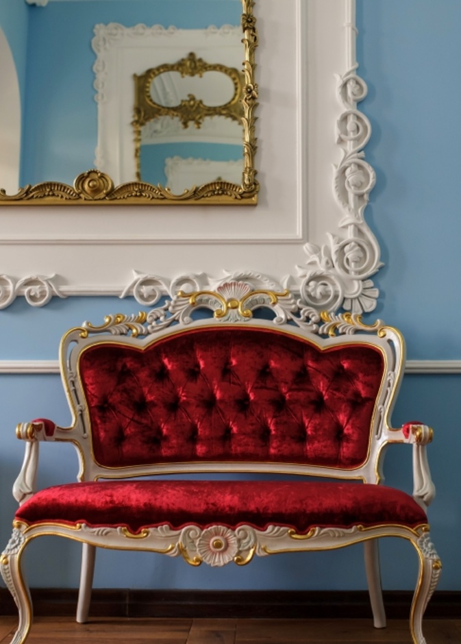المخمل الأحمر في تصميم كنب كلاسيكي