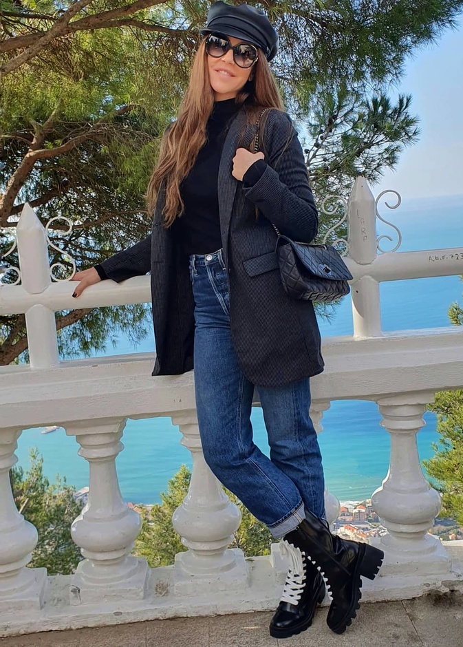 اطلالات كاجوال أنيقة للصبايا مستوحاة من كارلا حداد 