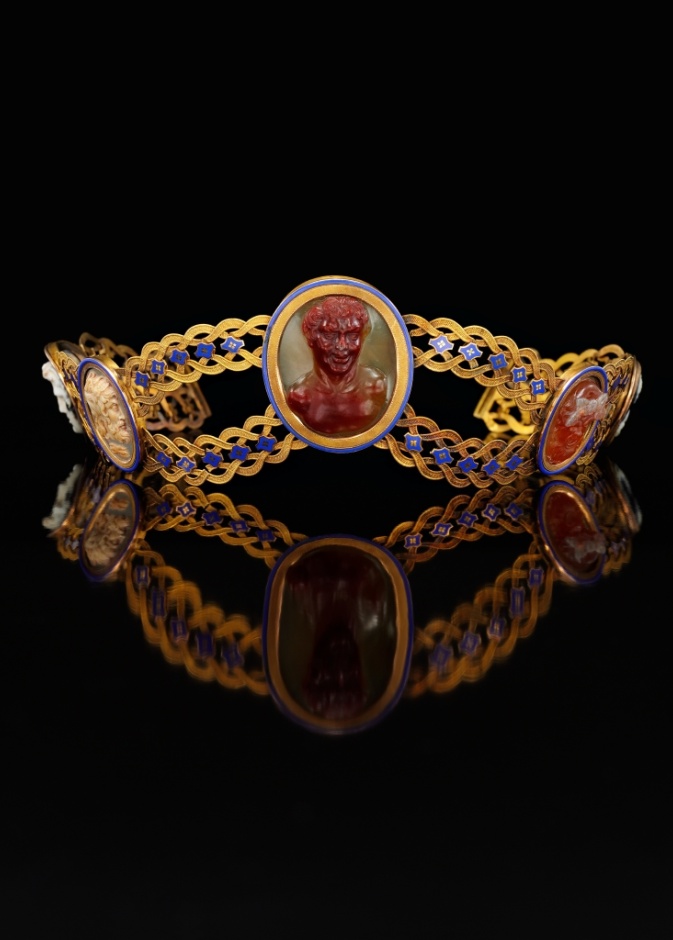 تاج الامبراطورة جوزفين من الذهب والإناميل مع قطع الكاميو المحفورة