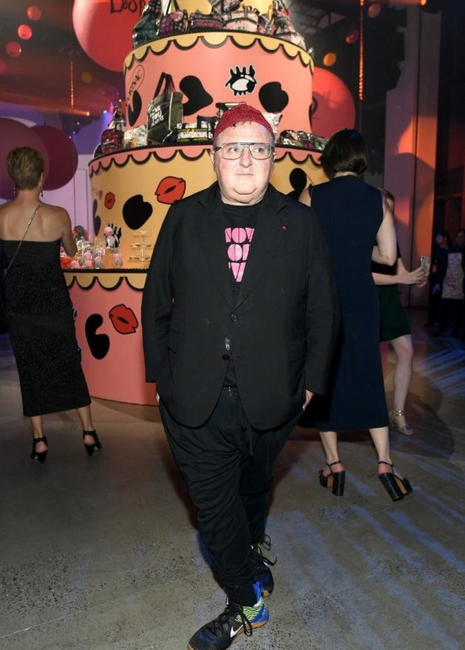 تميز Alber Elbaz بفساتينه البسيطة والتي غالباً كان يختار لها اللون الأسود