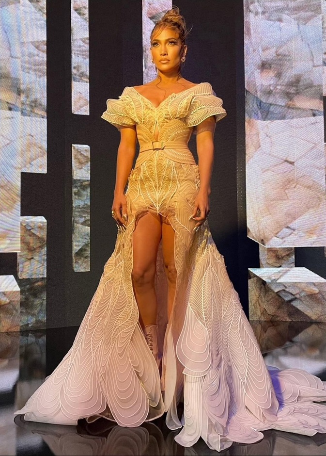 خطفت الأنظار بفستان سهرة من تصميم Iris van Herpen